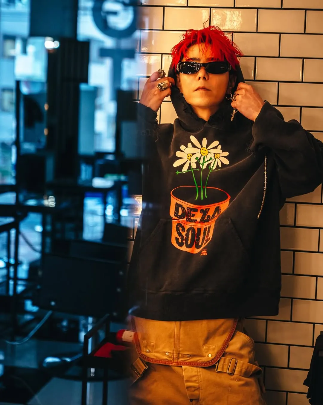 SAINT Mxxxxxx × DE LA SOUL DLS_HOODIE/DE LA SOUL/BLK DE LA SOUL co-branded potted plant destruction hoodie, washed black S-XL, a very important hoodie this season. It embodies the brand philosophy through the humorous potted plant and slogan design. In addition, through a large number of hand-made fraying, cutting and other damage processing, as well as heavy washing and oxidative fading treatment, a perfect Vintage effect is created. Original mold opening Customized co-branded main mark and wash water mark, correct version